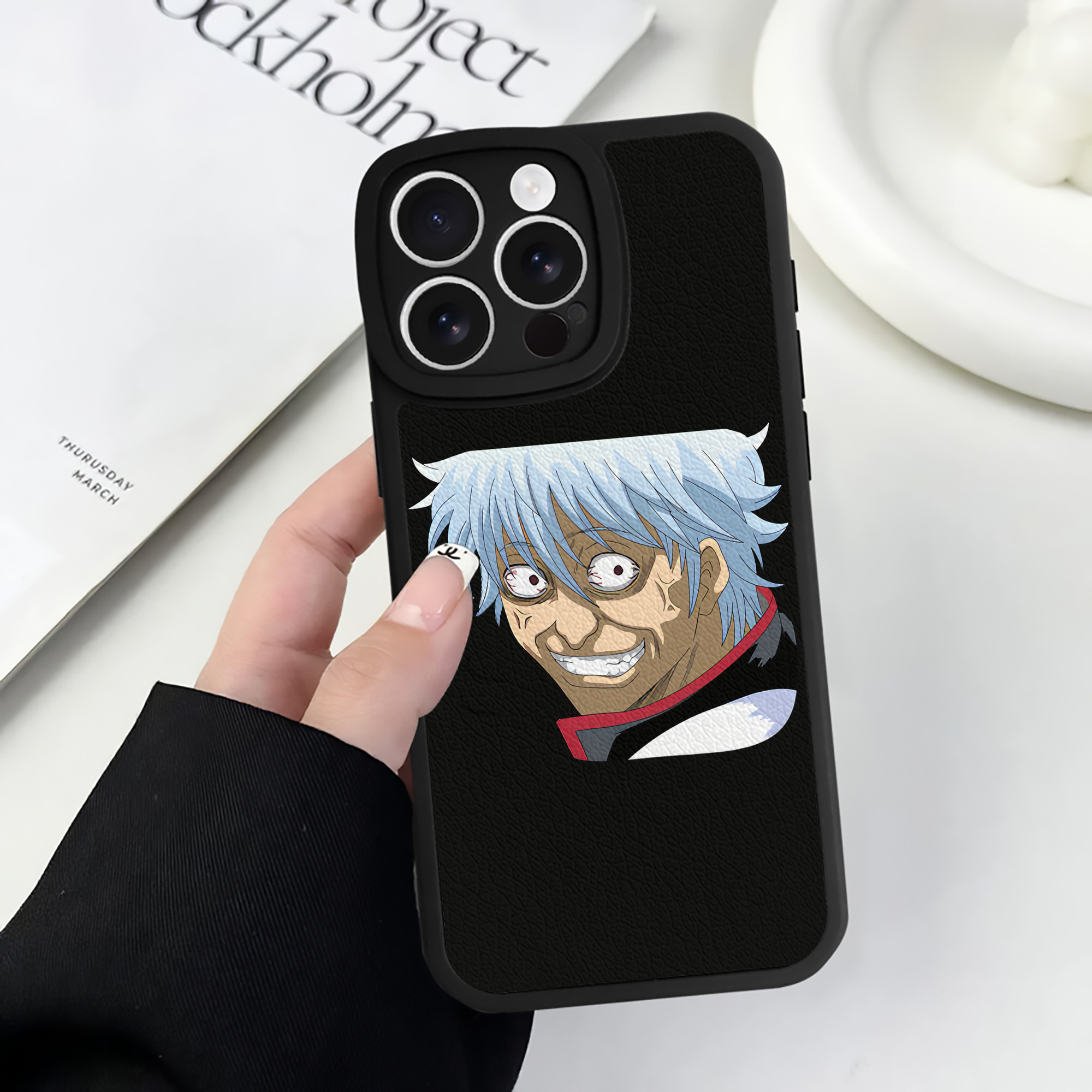 （画像用） ぎんたま 坂田銀時（さかたぎんとき） 神楽 志村新八（しむら しんぱち） GINTAMA Sakata Gintoki Kagura Shimura Shinpachi 【iPhone 16シリーズ対応】シリコンスマホケース（レザー調） 材質：シリコン